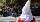 Mutter verkleidet Sohn in Ku Klux Klan Kostüm